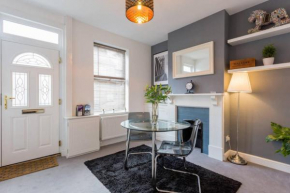 Ashton House - Stylish 2 Bedroom House, Close to Luton Town Center & Airport